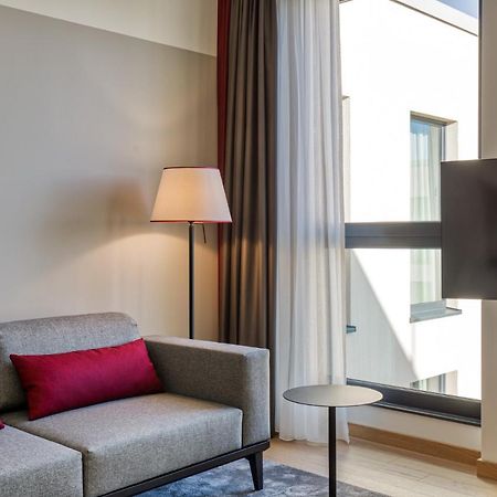 Intercityhotel Berlin Airport Ber Terminal 1 & 2 Schoenefeld Ngoại thất bức ảnh The interior of a room at the hotel