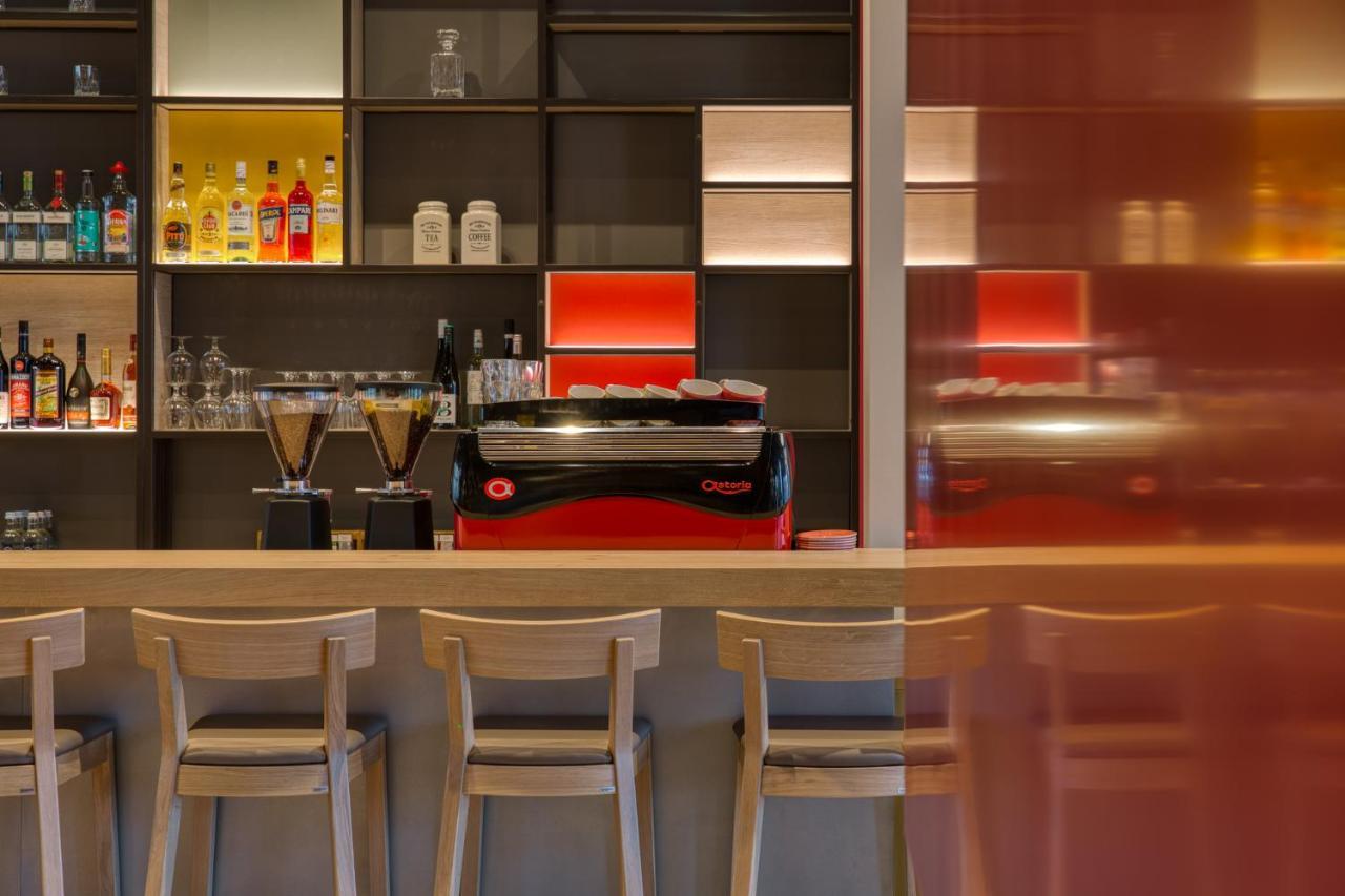 Intercityhotel Berlin Airport Ber Terminal 1 & 2 Schoenefeld Ngoại thất bức ảnh The bar of the hotel
