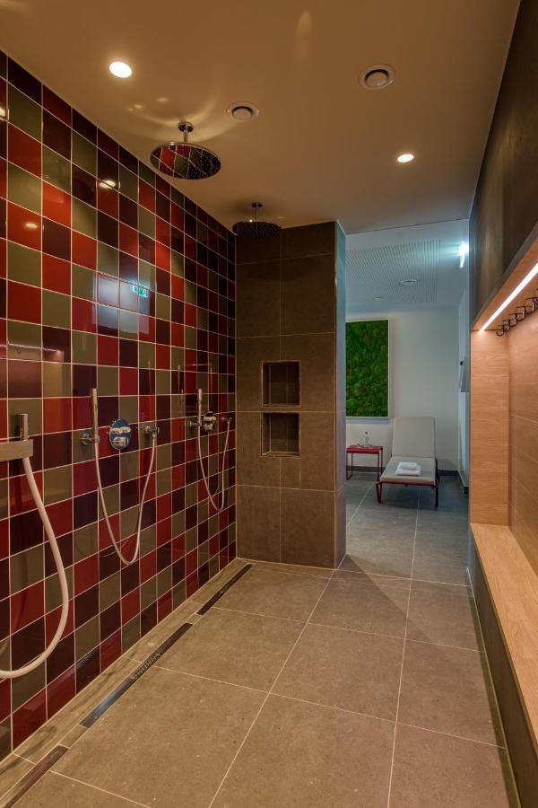 Intercityhotel Berlin Airport Ber Terminal 1 & 2 Schoenefeld Ngoại thất bức ảnh Shower room