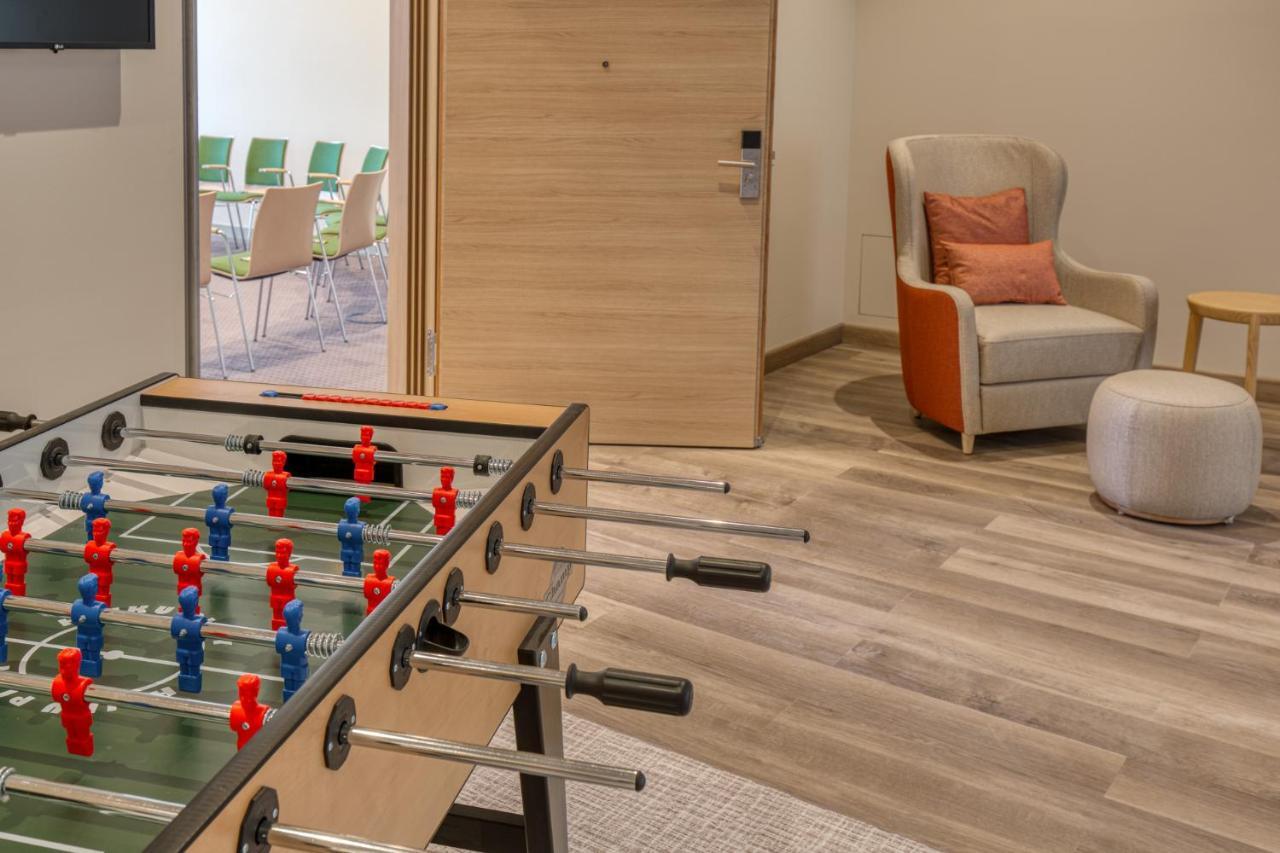 Intercityhotel Berlin Airport Ber Terminal 1 & 2 Schoenefeld Ngoại thất bức ảnh The table football table in the room