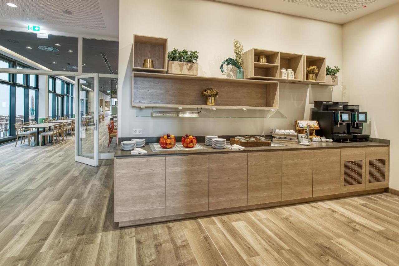 Intercityhotel Berlin Airport Ber Terminal 1 & 2 Schoenefeld Ngoại thất bức ảnh Breakfast buffet at the airport