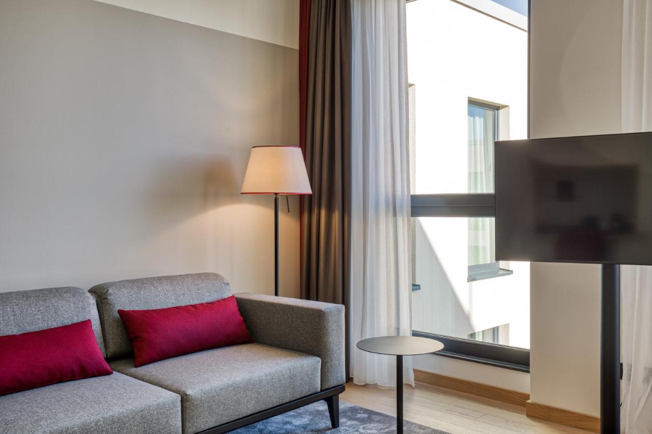 Intercityhotel Berlin Airport Ber Terminal 1 & 2 Schoenefeld Ngoại thất bức ảnh The interior of a room at the hotel